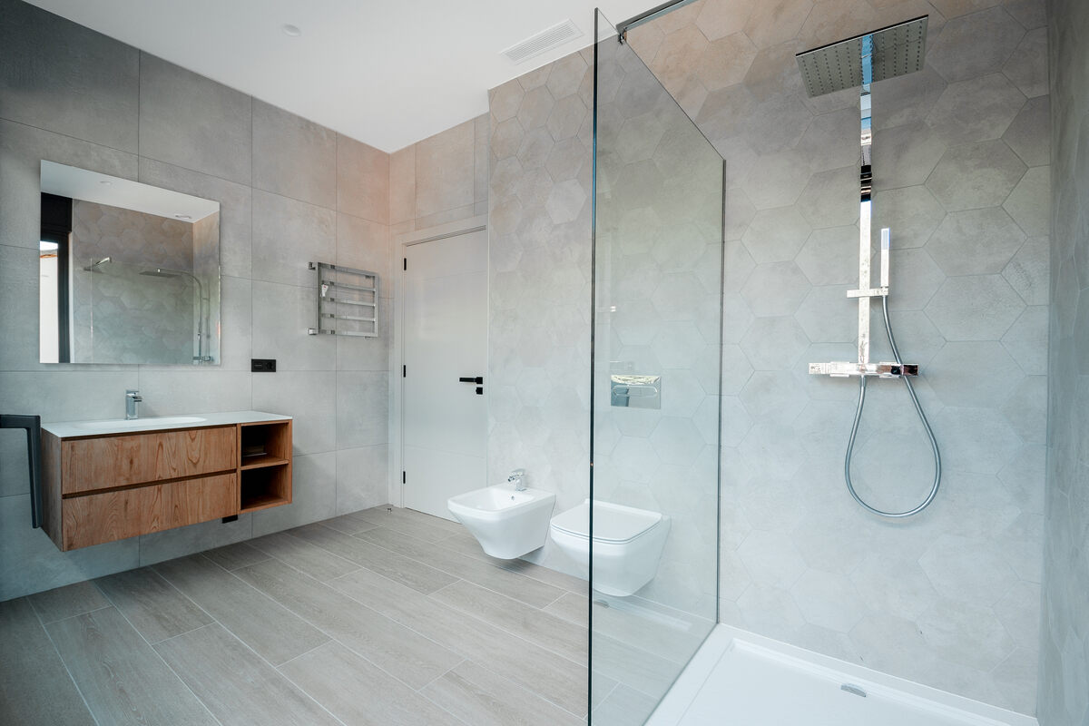 5 solutions efficaces pour nettoyer la paroi de votre douche