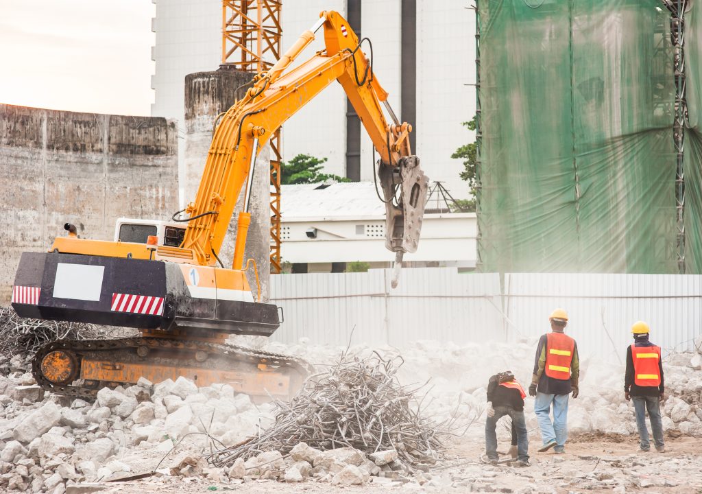 emploi engin de levage dans un chantier de construction