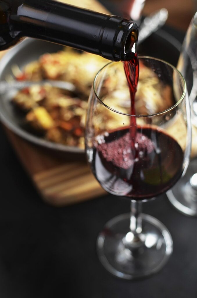 découvrez l'art de l'accord mets et vins avec nos conseils avisés. apprenez à marier subtilement les saveurs pour rehausser chaque plat, qu'il s'agisse de viandes, de poissons ou de fromages. explorez des suggestions qui séduiront vos papilles et impressionneront vos invités lors de vos repas.