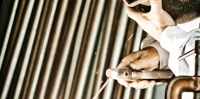 découvrez l'art du metalwork : techniques, outils, inspirations et conseils pour travailler le métal et réaliser des créations uniques en ferronnerie, sculpture ou design industriel.