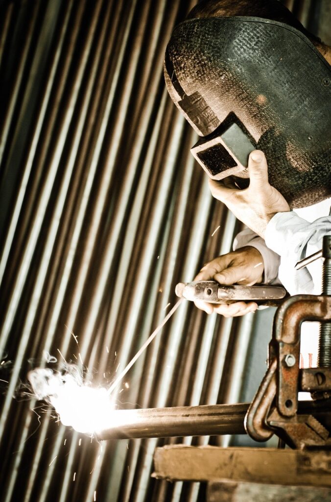 découvrez l'art du metalwork : techniques, outils, inspirations et conseils pour travailler le métal et réaliser des créations uniques en ferronnerie, sculpture ou design industriel.