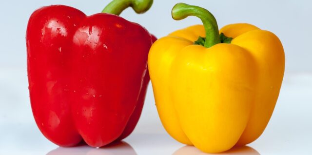 le piment d'espelette, originaire du pays basque, est un ingrédient clé reconnu pour sa saveur douce et légèrement épicée, idéal pour relever vos plats avec authenticité.