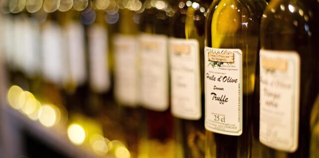 découvrez l'huile d'olive de nyons, reconnue pour sa qualité exceptionnelle et son goût authentique, issue des oliviers provençaux.