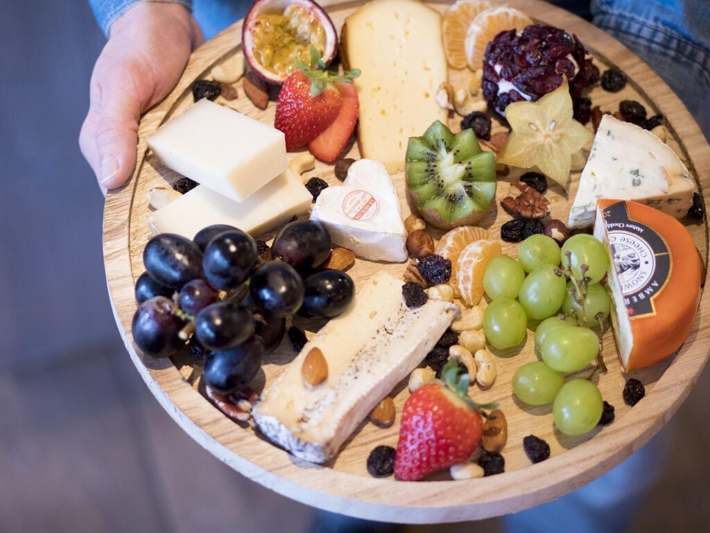 découvrez le roquefort, fromage français emblématique au goût puissant et à la texture crémeuse, fabriqué à partir de lait de brebis et affiné dans les caves naturelles de roquefort-sur-soulzon.