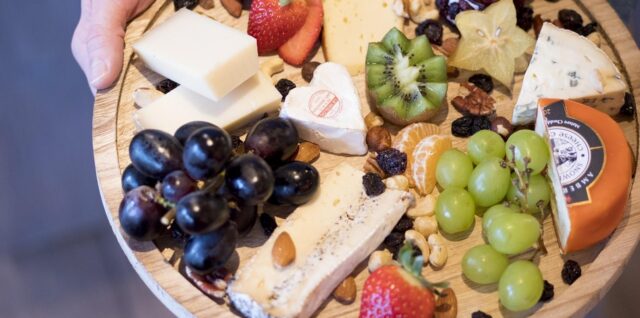 découvrez le roquefort, fromage français emblématique au goût puissant et à la texture crémeuse, fabriqué à partir de lait de brebis et affiné dans les caves naturelles de roquefort-sur-soulzon.