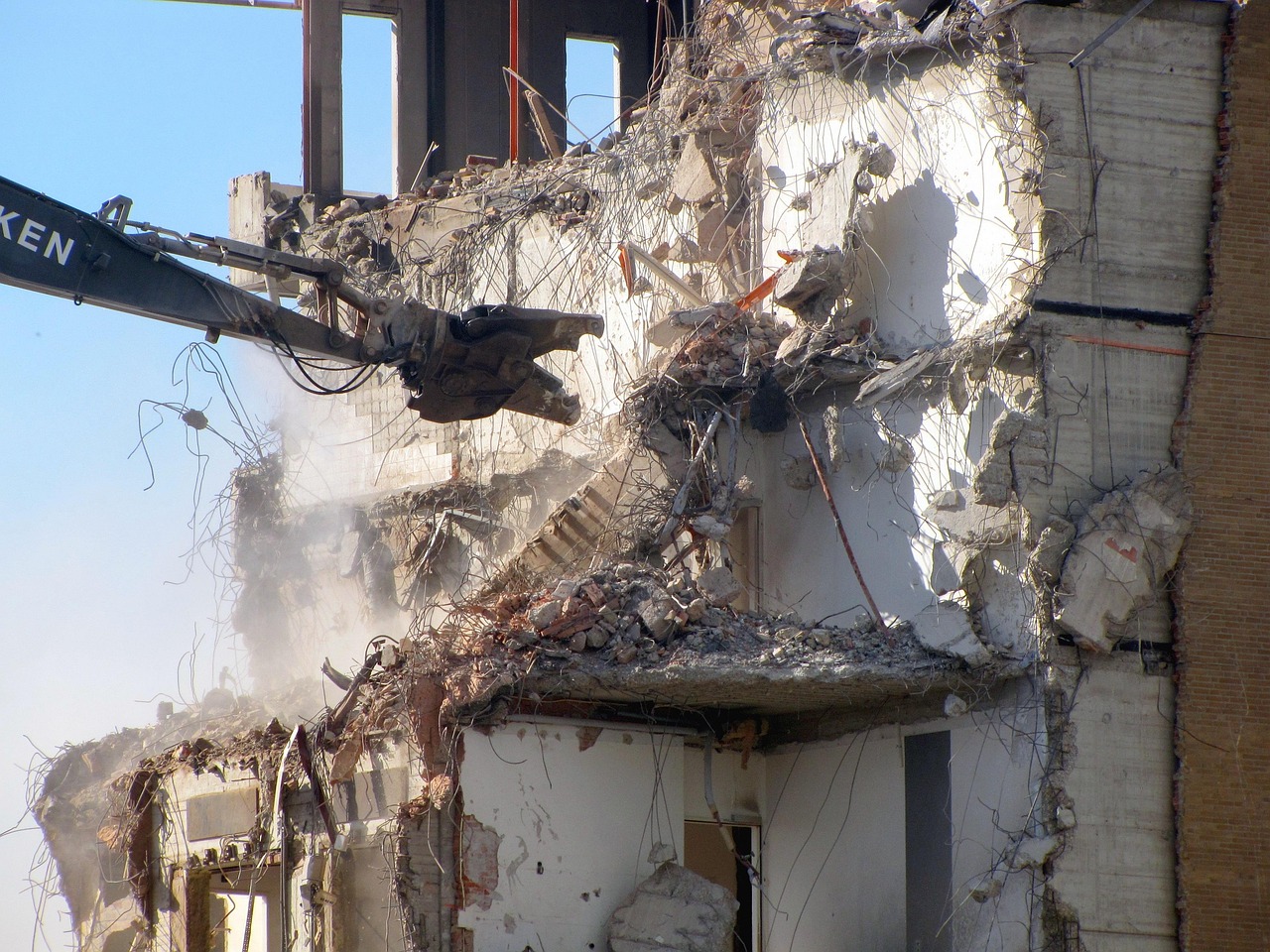 découvrez les coûts de démolition pour vos projets : estimation des prix, facteurs influents et conseils pour maîtriser votre budget.