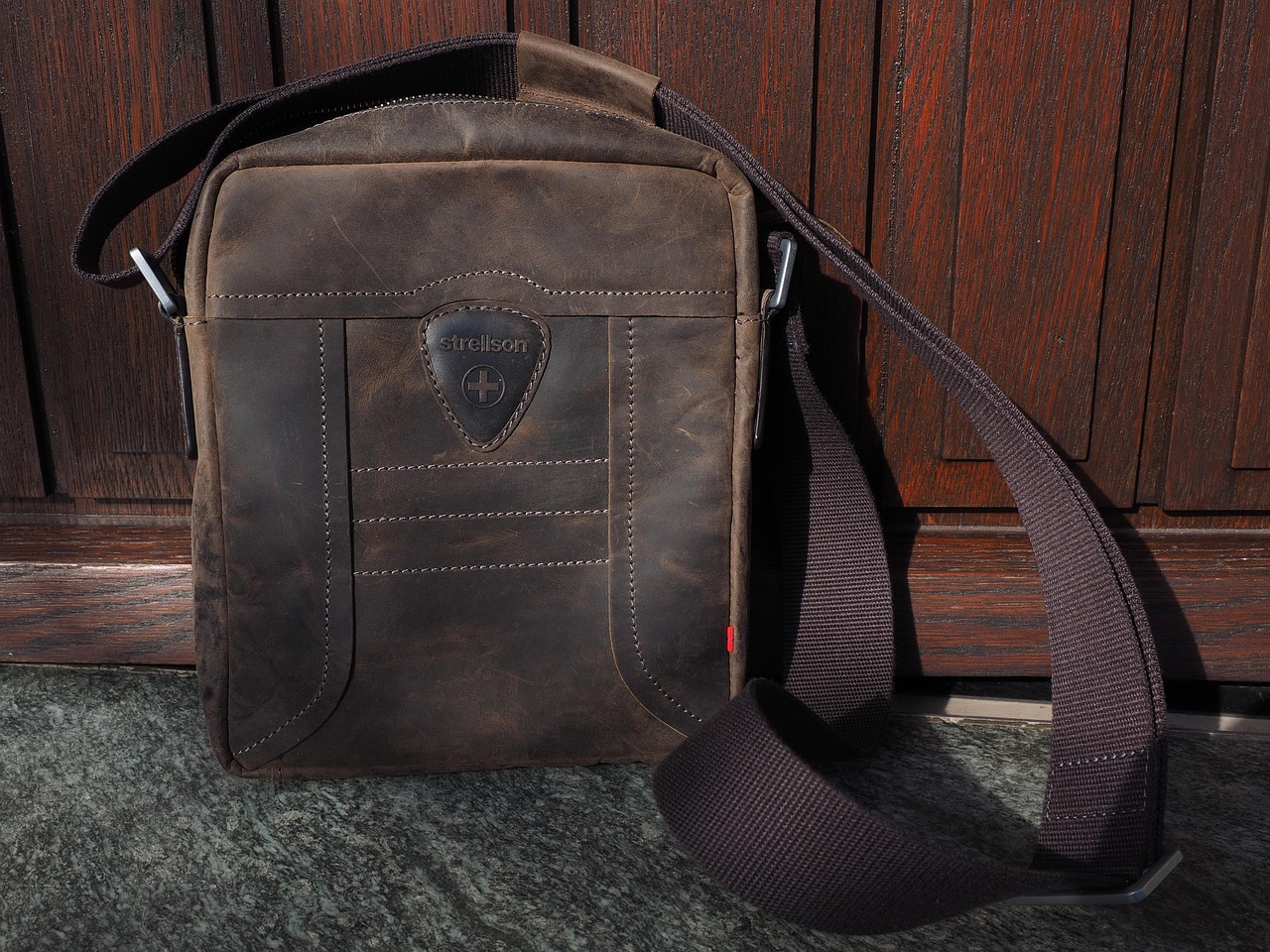 apprenez à entretenir votre sac en cuir avec nos conseils pratiques pour préserver sa beauté et sa durabilité au quotidien.